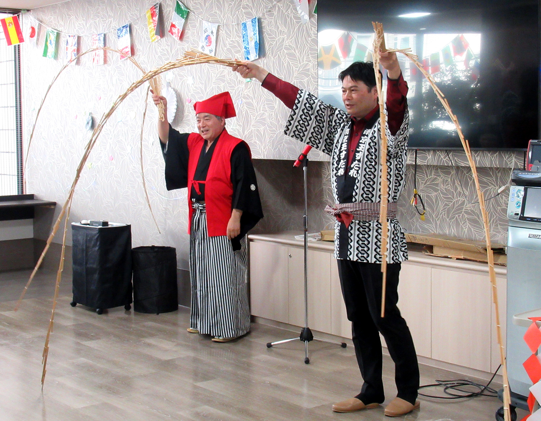 新年会でマジックショーを開催-1 ニチイホーム中野南台