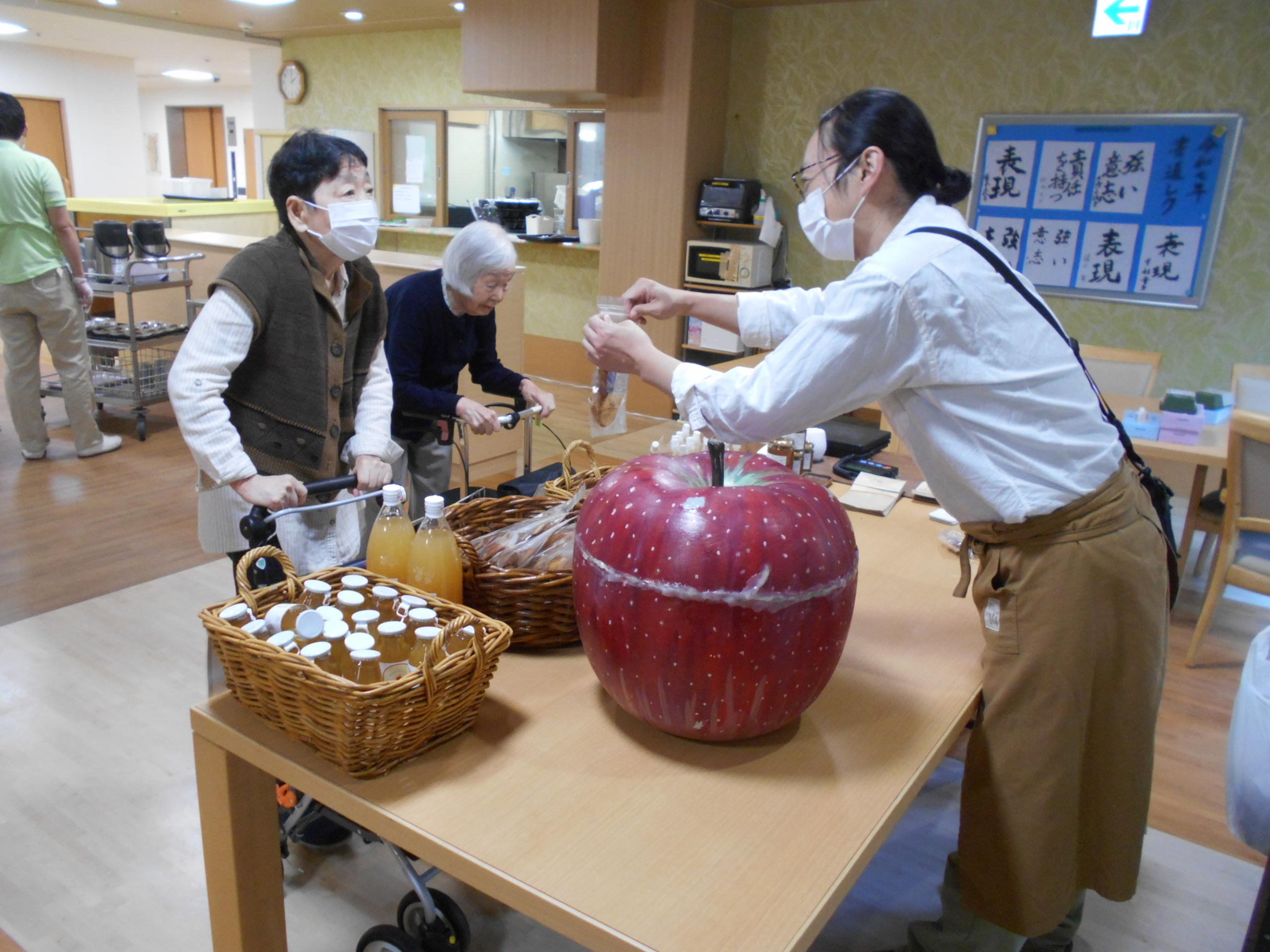 りんご専門店の出張販売-2　ニチイホーム西武柳沢