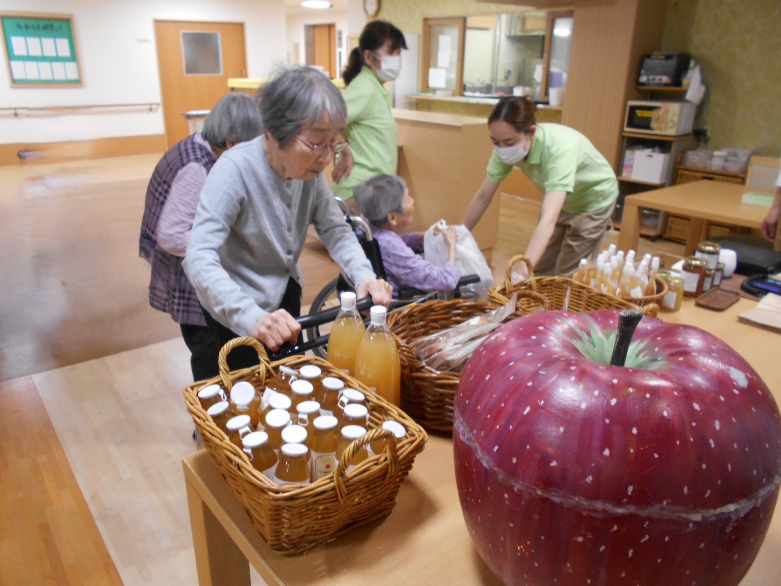 りんご専門店の出張販売-3　ニチイホーム西武柳沢