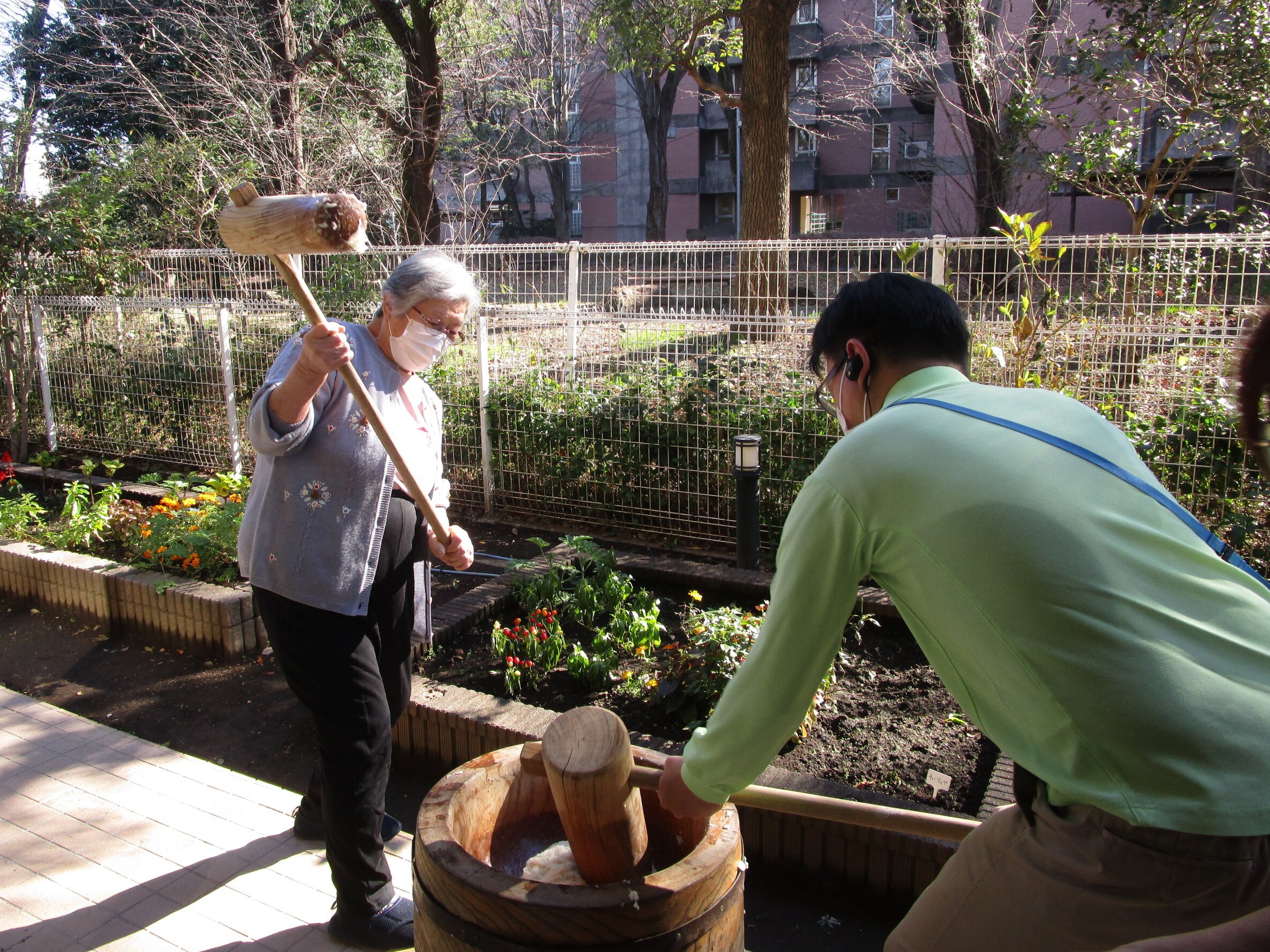 餅つき-1　ニチイホーム成城
