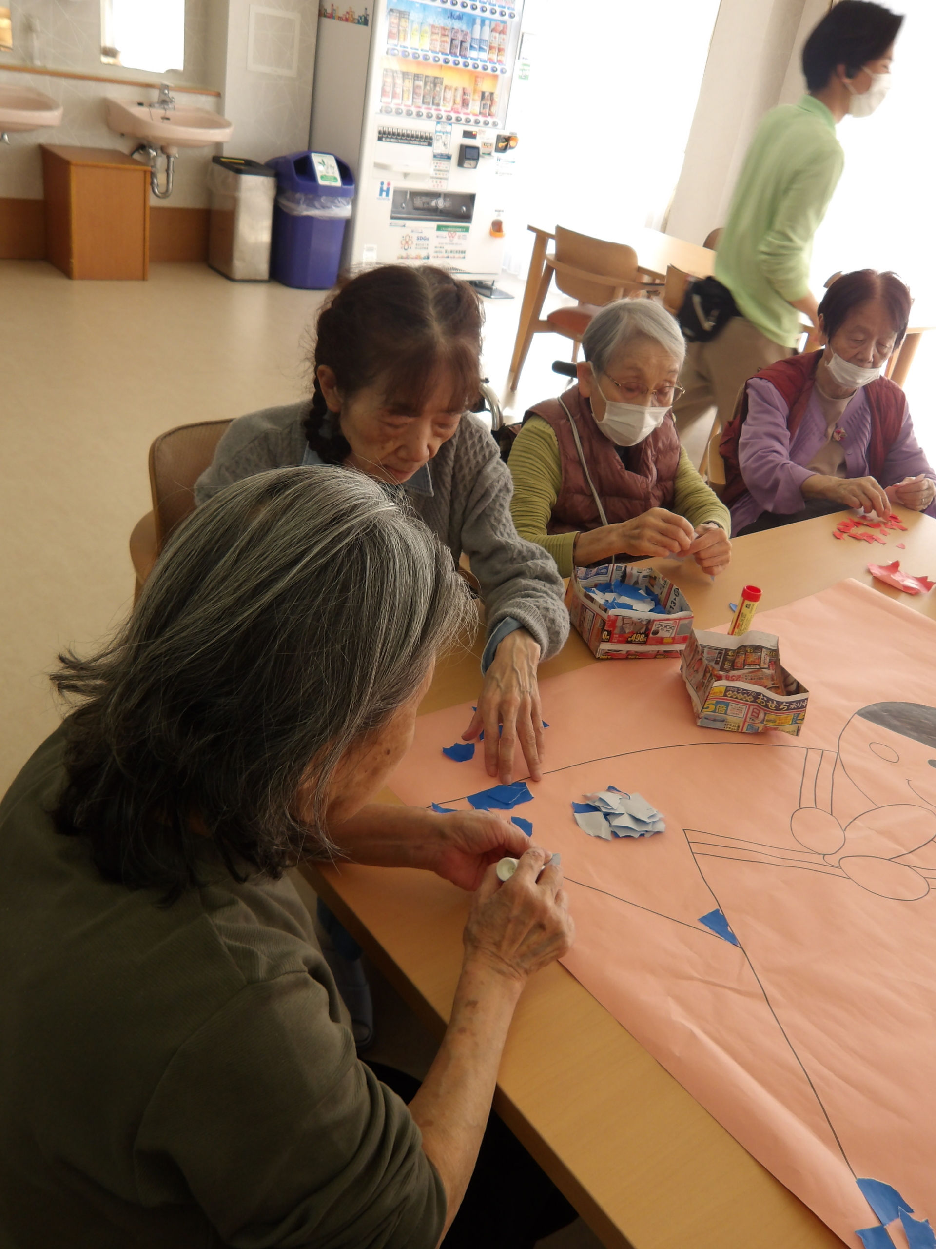 ニチイホーム東府中の壁画作成１