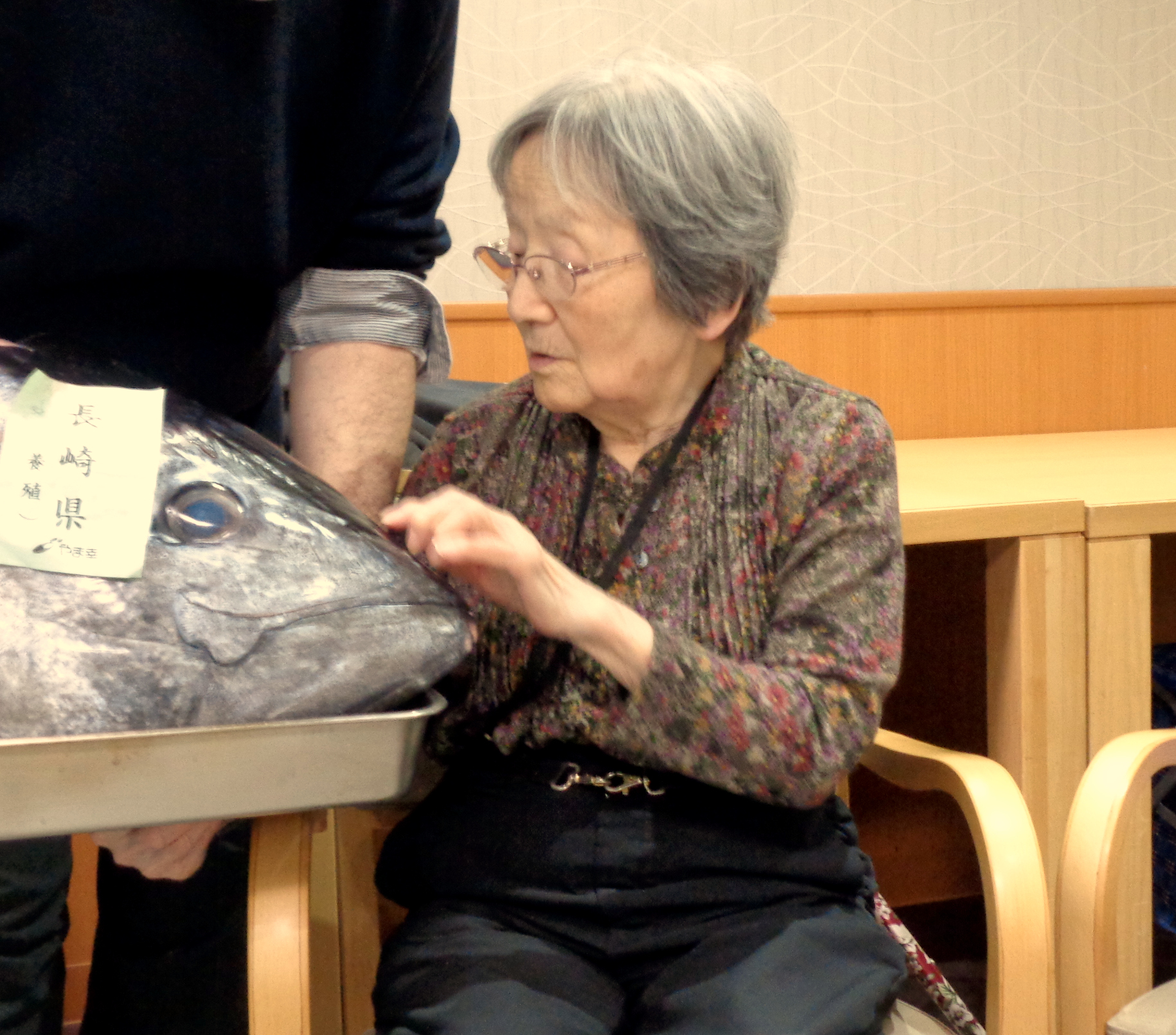 ニチイホーム自由が丘のまぐろ解体ショー4