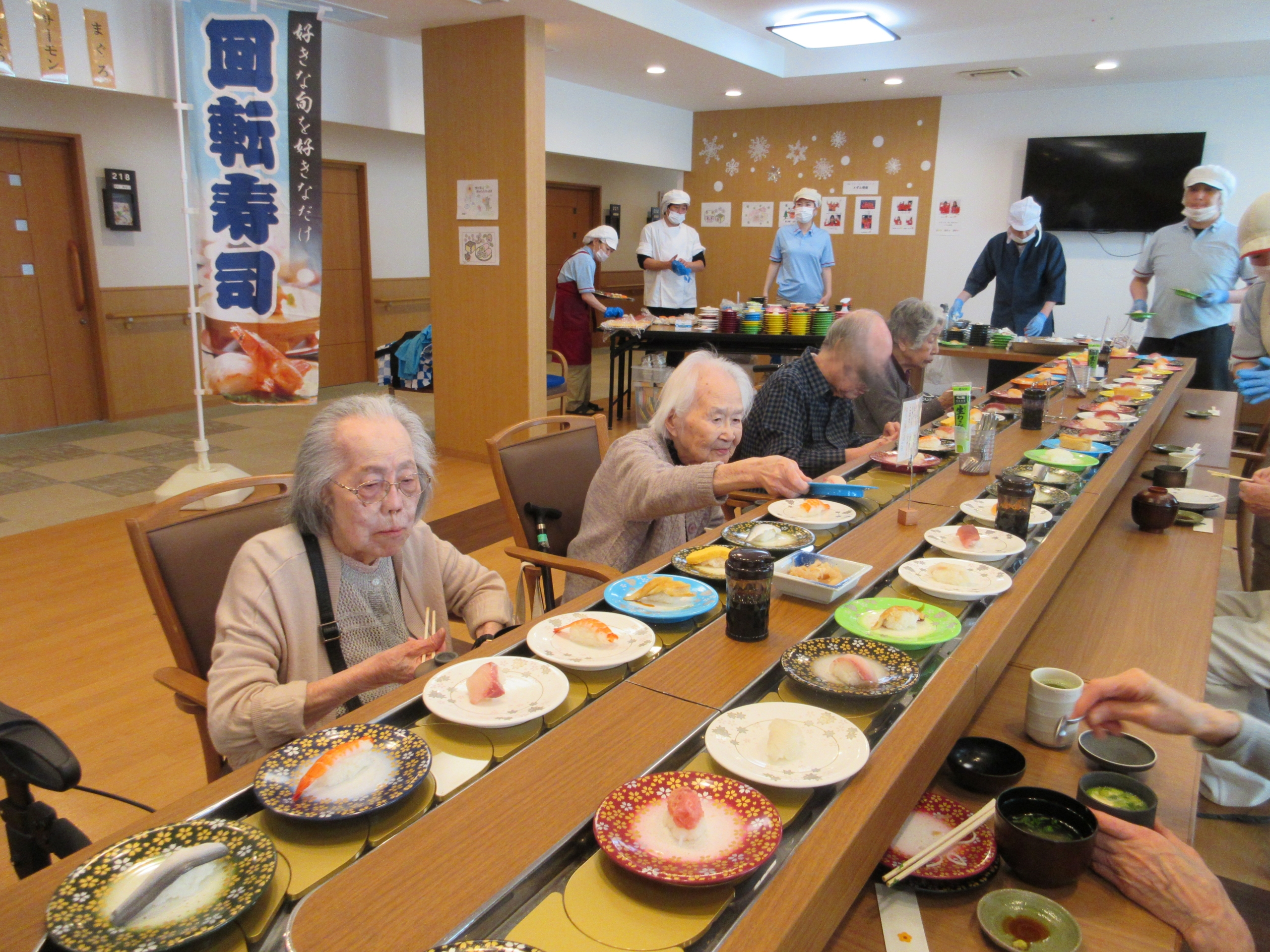 ニチイホーム目白のホーム内で回転寿し２