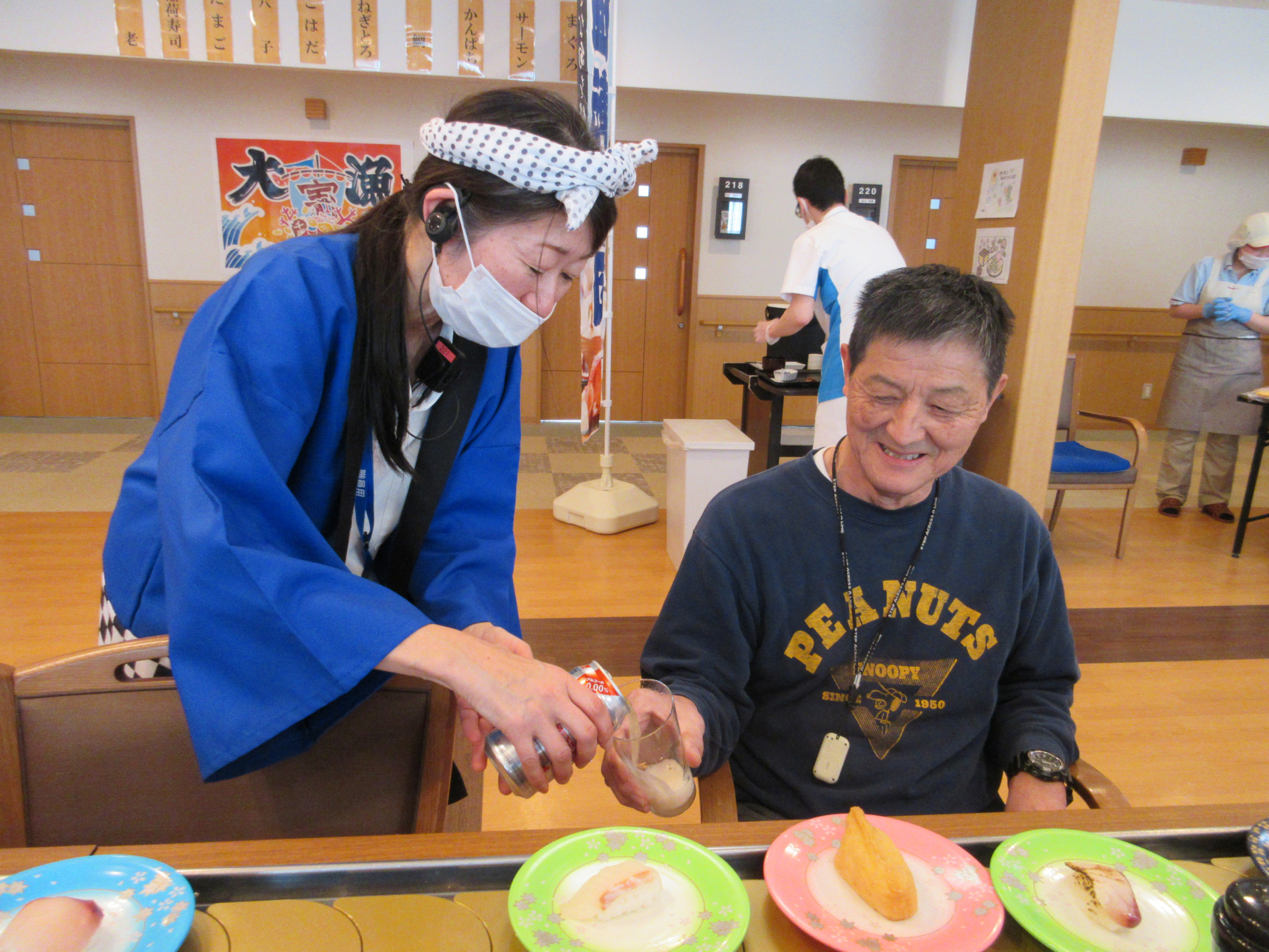 ニチイホーム目白のホーム内で回転寿し３