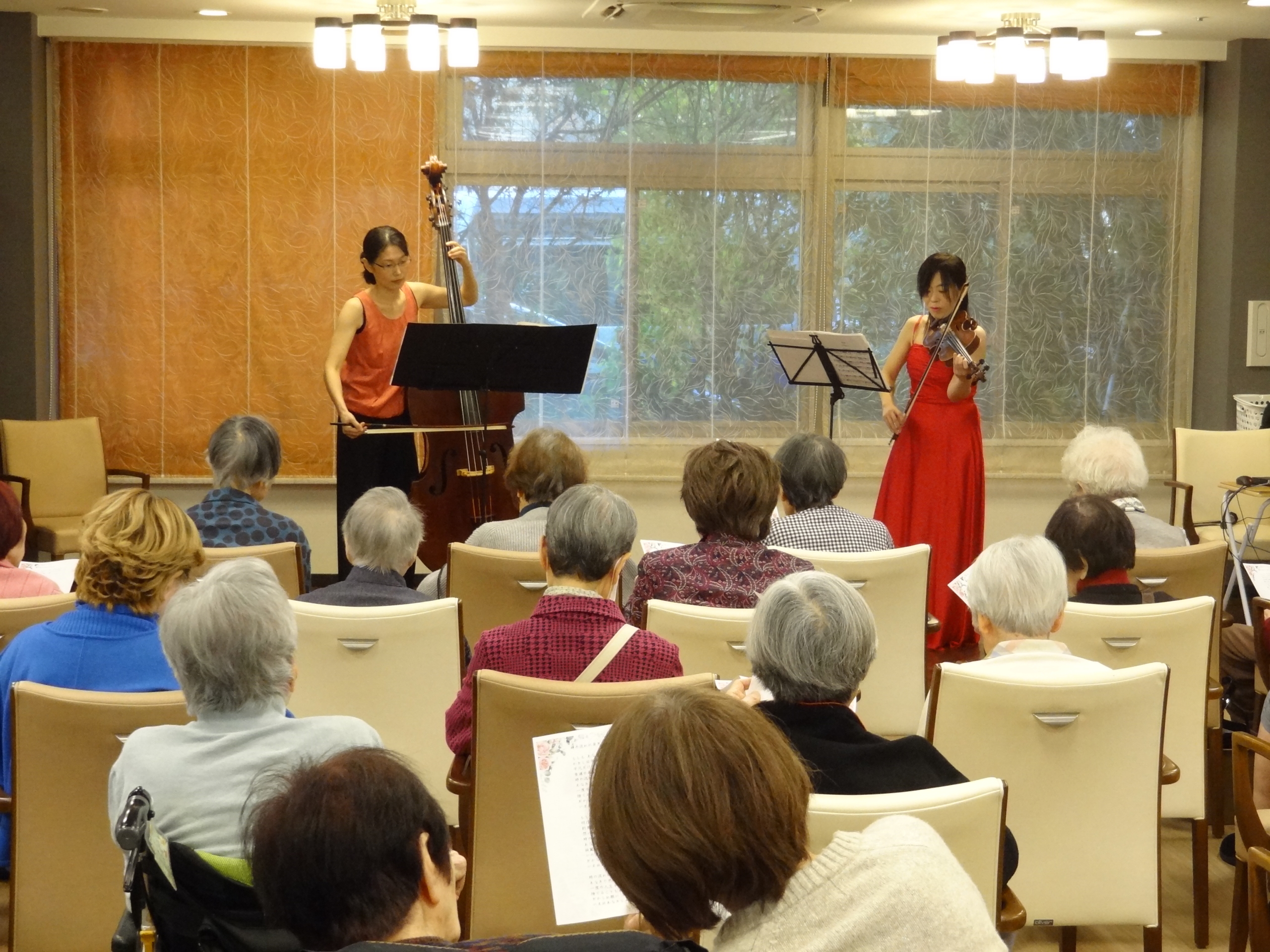 ニチイホーム渋谷本町の音楽鑑賞会３