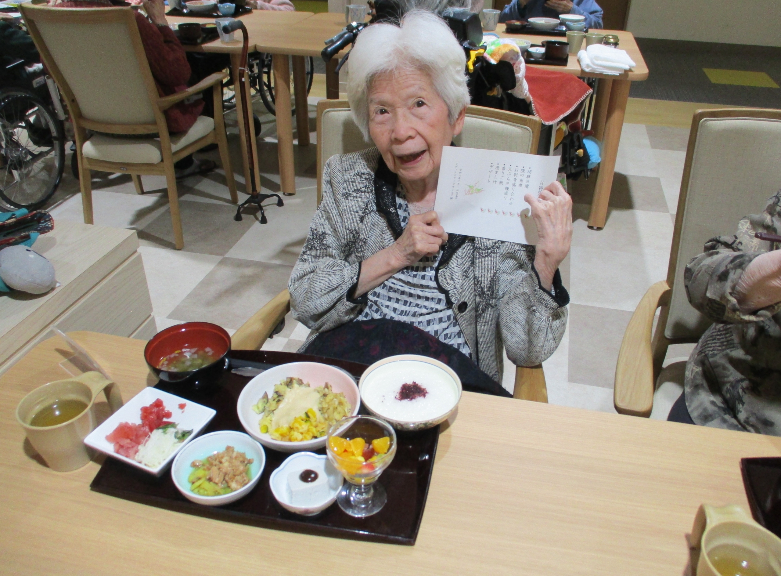 ニチイホーム杉並堀ノ内のお誕生日膳とギター演奏２