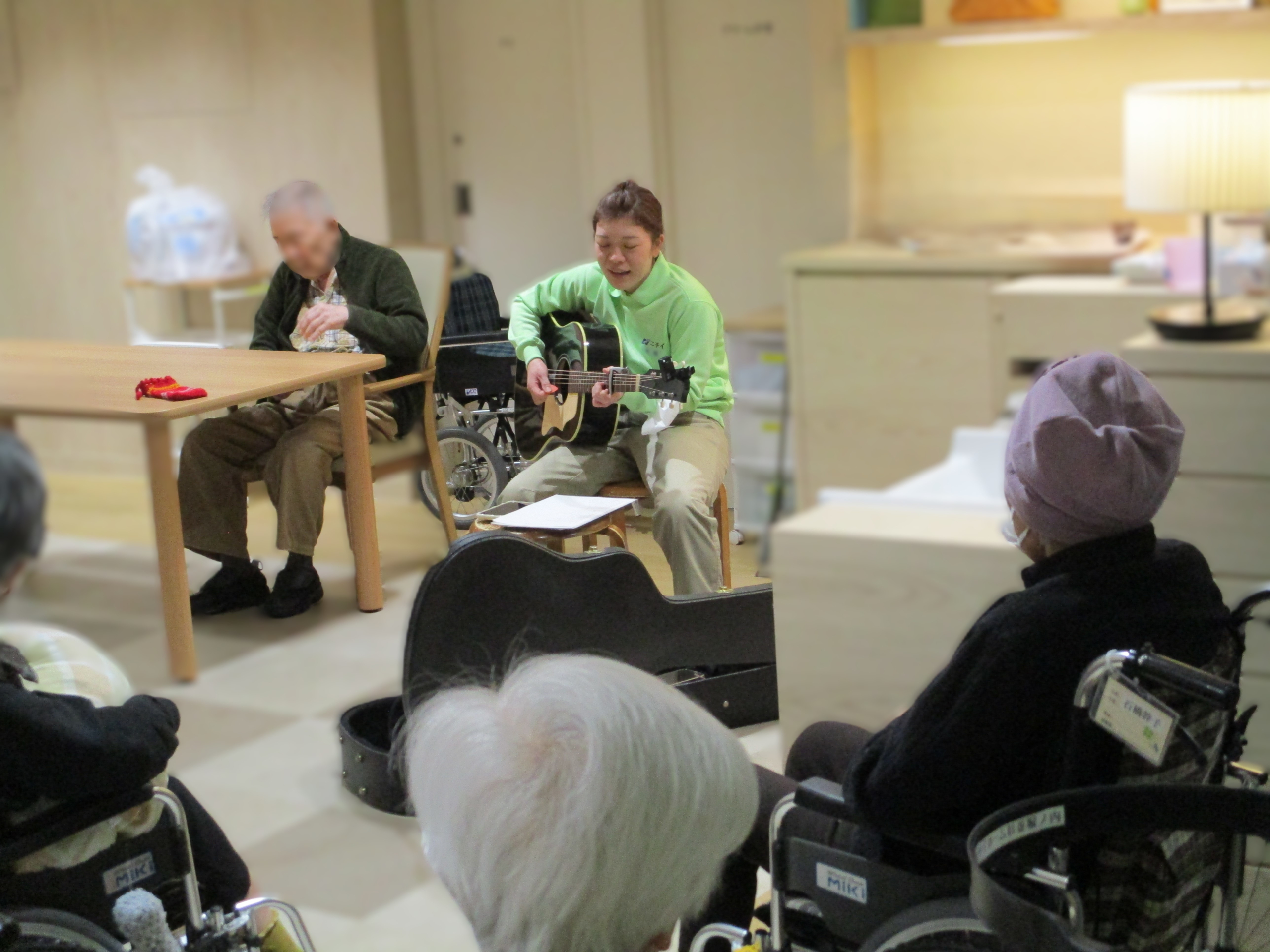 ニチイホーム杉並堀ノ内のお誕生日膳とギター演奏３