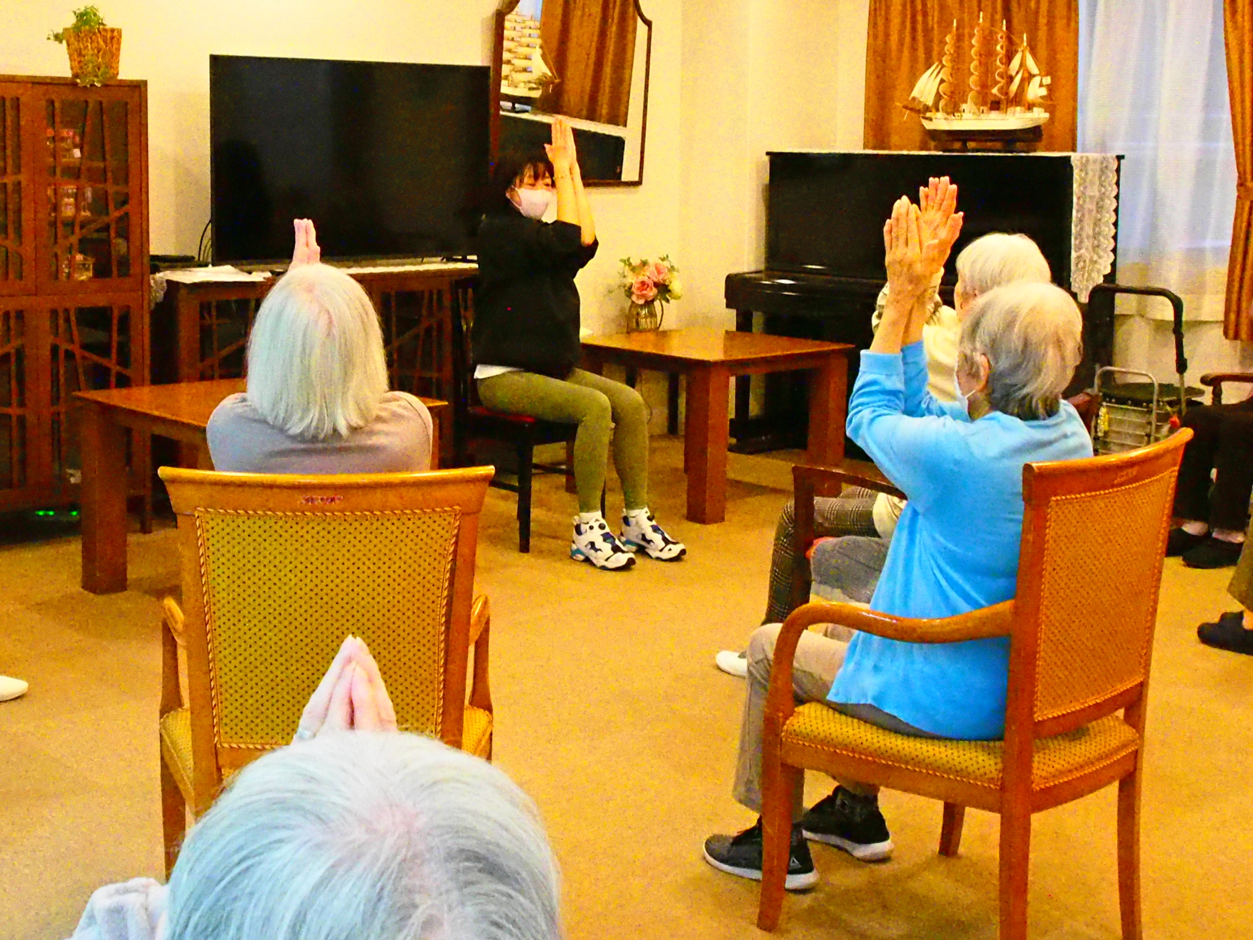 ニチイメゾン三和町の椅子ヨガ1