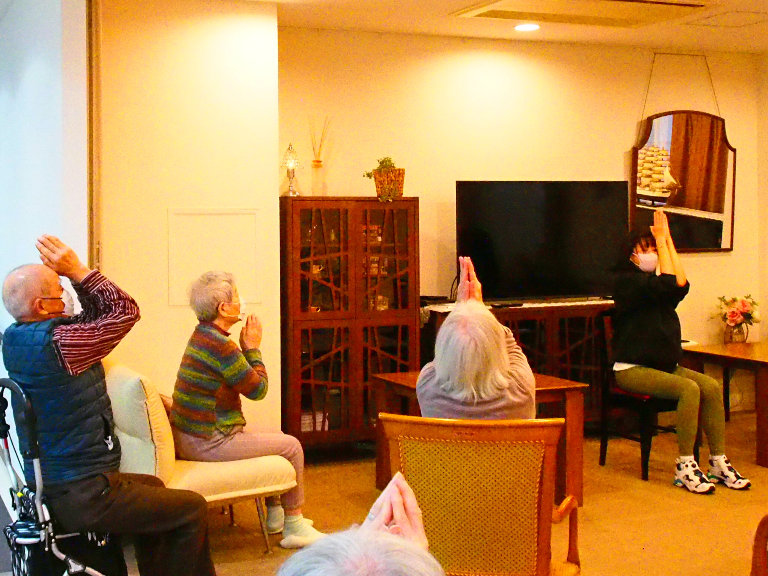 ニチイメゾン三和町の椅子ヨガ2