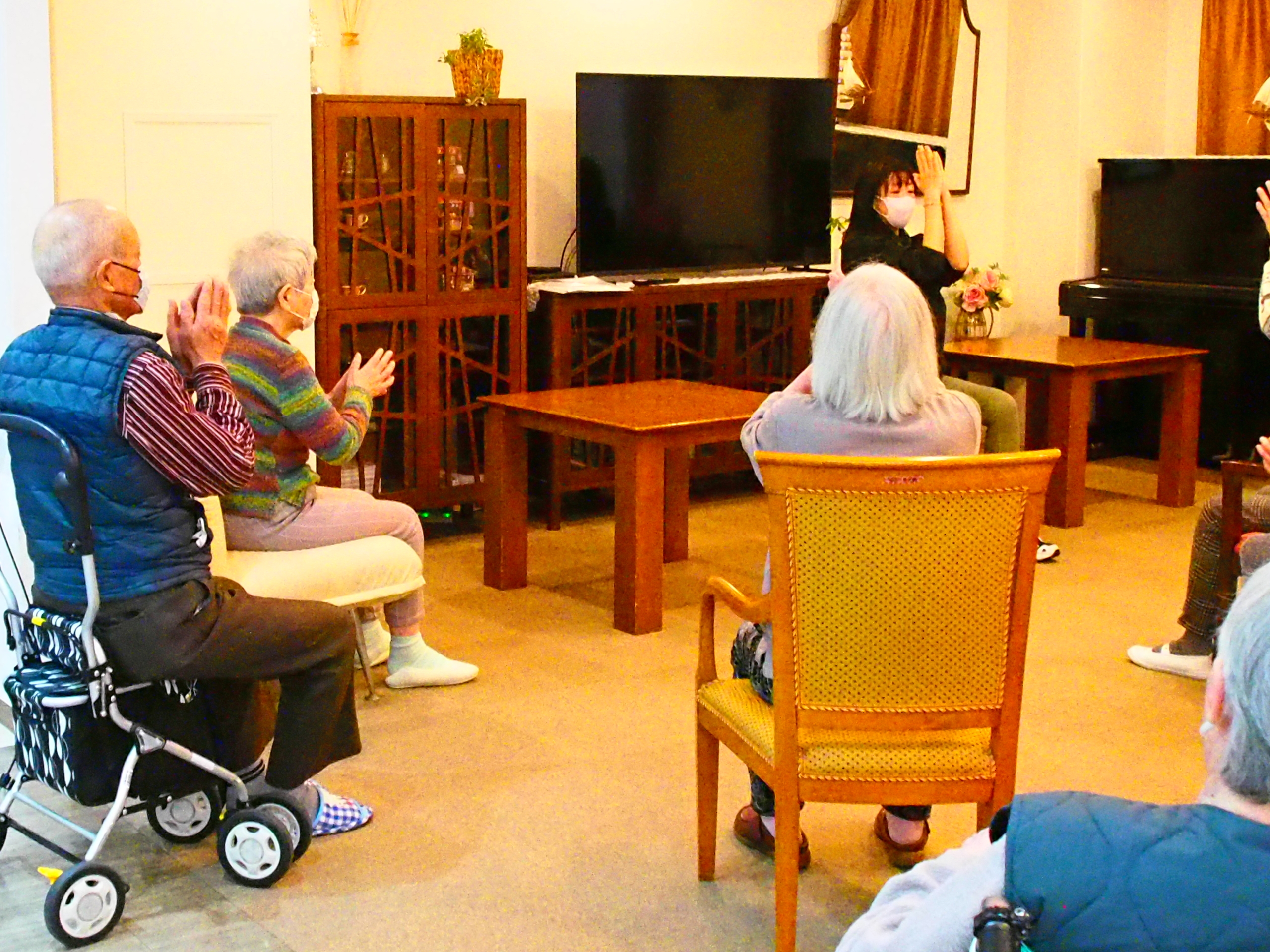 ニチイメゾン三和町の椅子ヨガ3