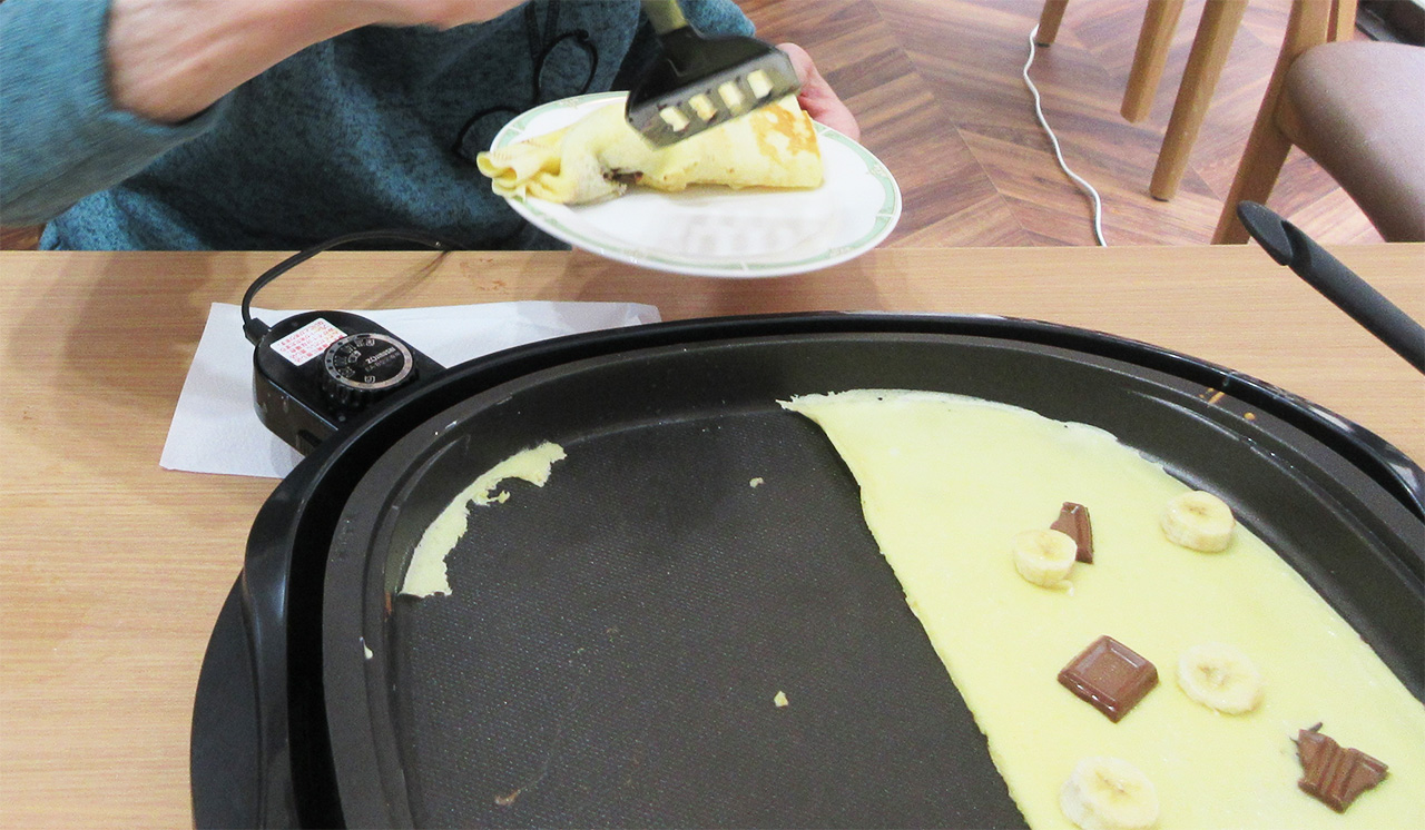 おやつにクレープ-2 ニチイホーム国立