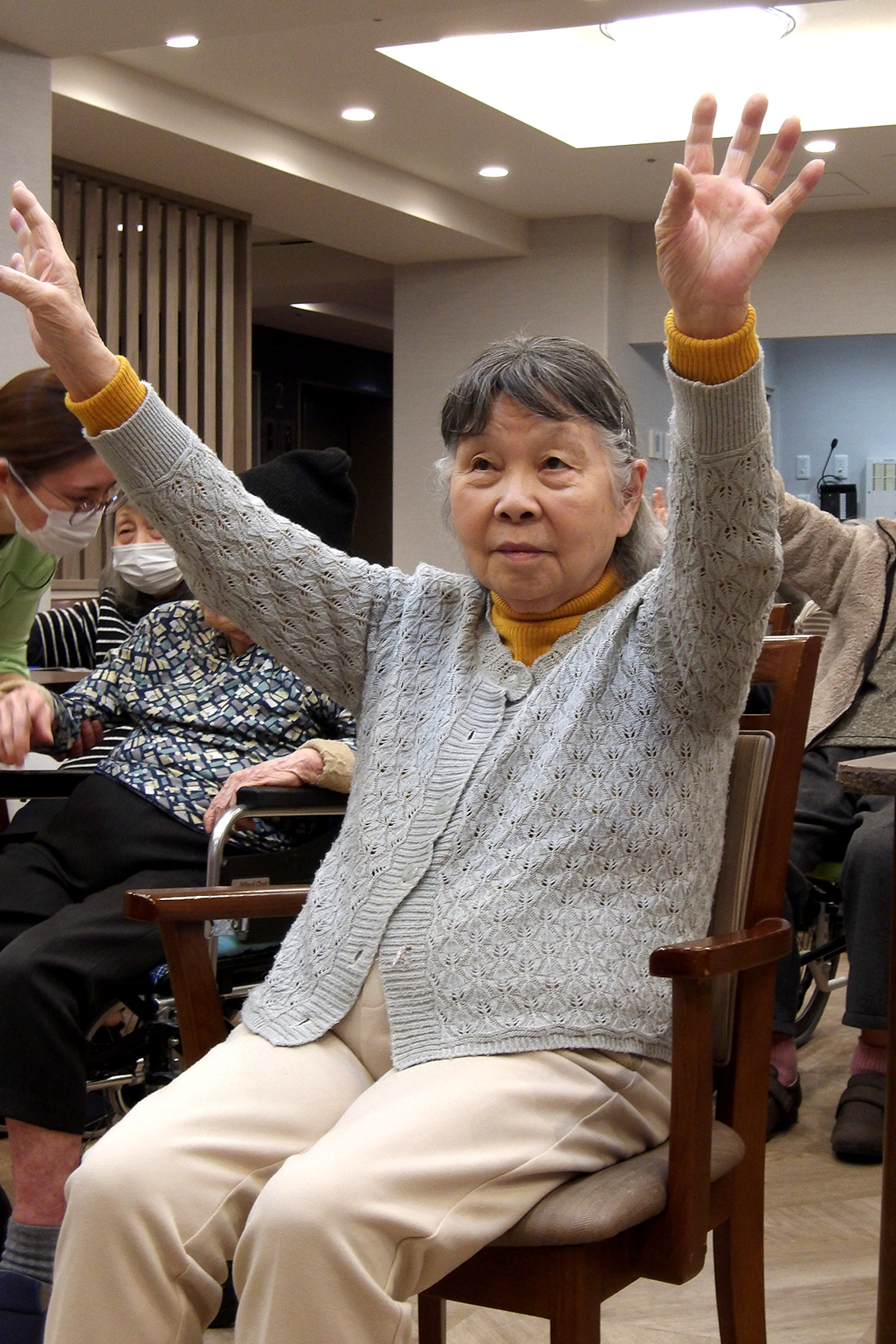 童謡に合わせて手と腕の体操をしました-2 NH野方