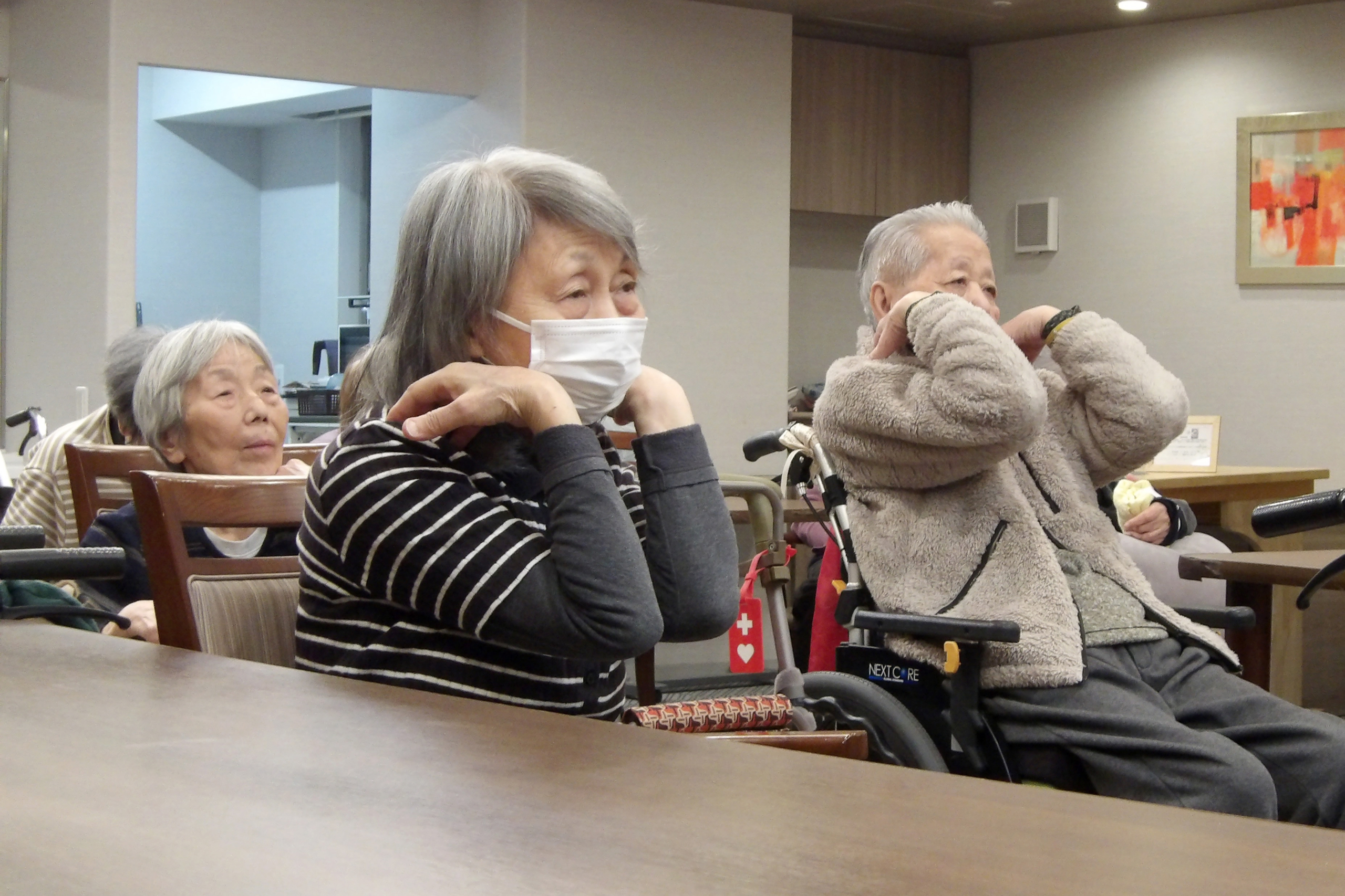 童謡に合わせて手と腕の体操をしました-4 NH野方