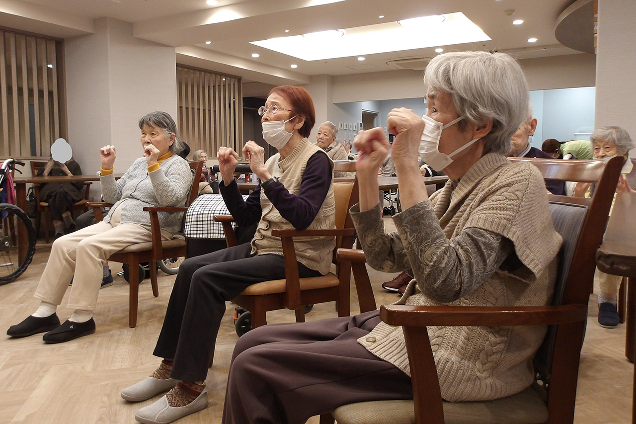 童謡に合わせて手と腕の体操をしました-5 NH野方