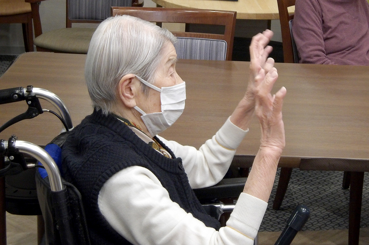 童謡に合わせて手と腕の体操をしました-6 NH野方