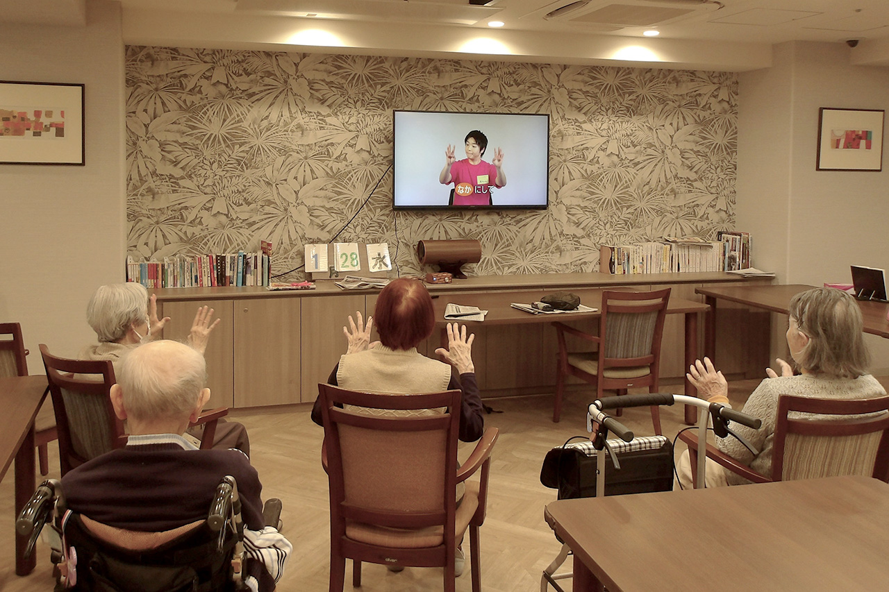 童謡に合わせて手と腕の体操をしました-1 NH野方