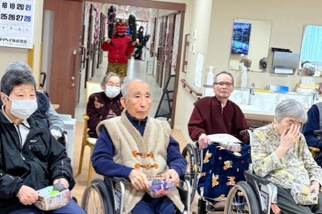 節分で豆まき-2 ニチイメゾン瀬田ニ番館