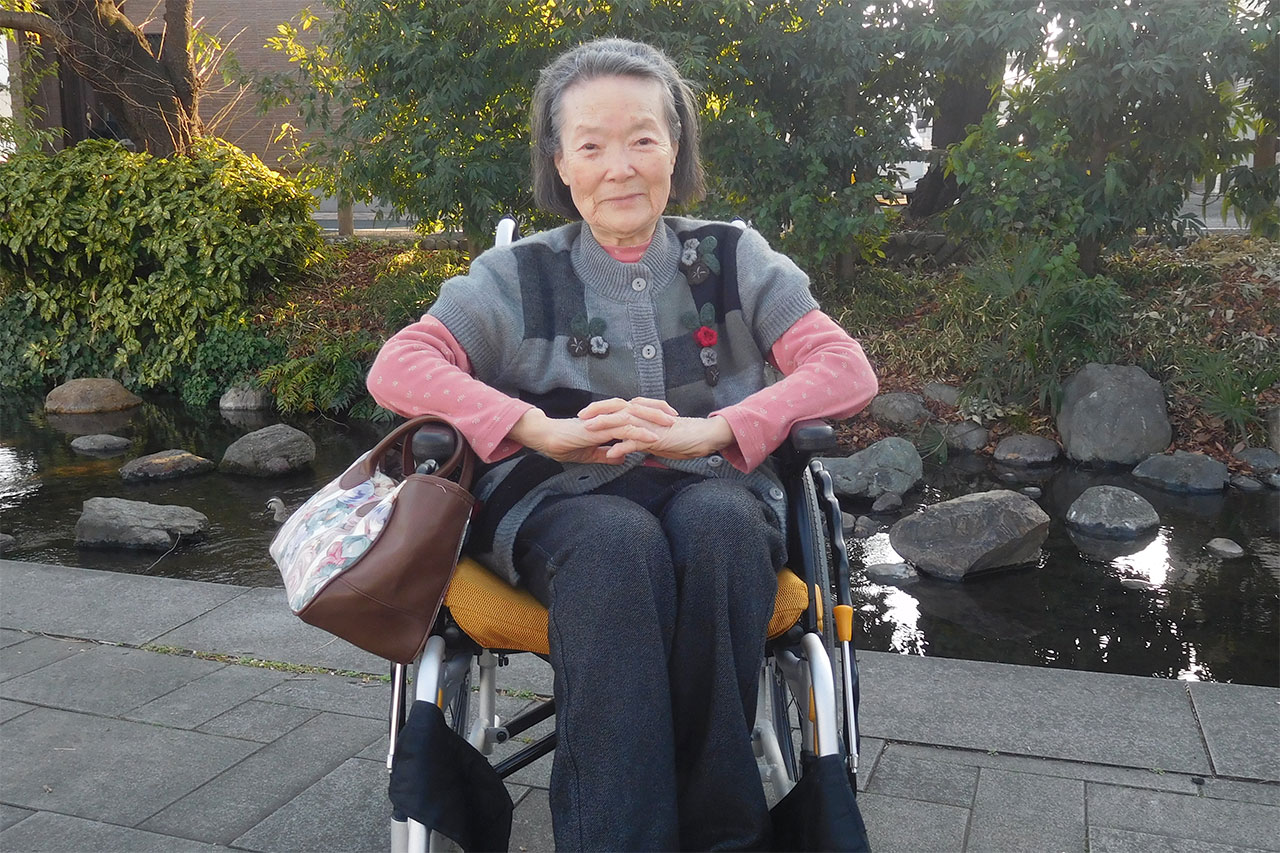 外気浴で楽しいお散歩-1 ニチイホーム立川