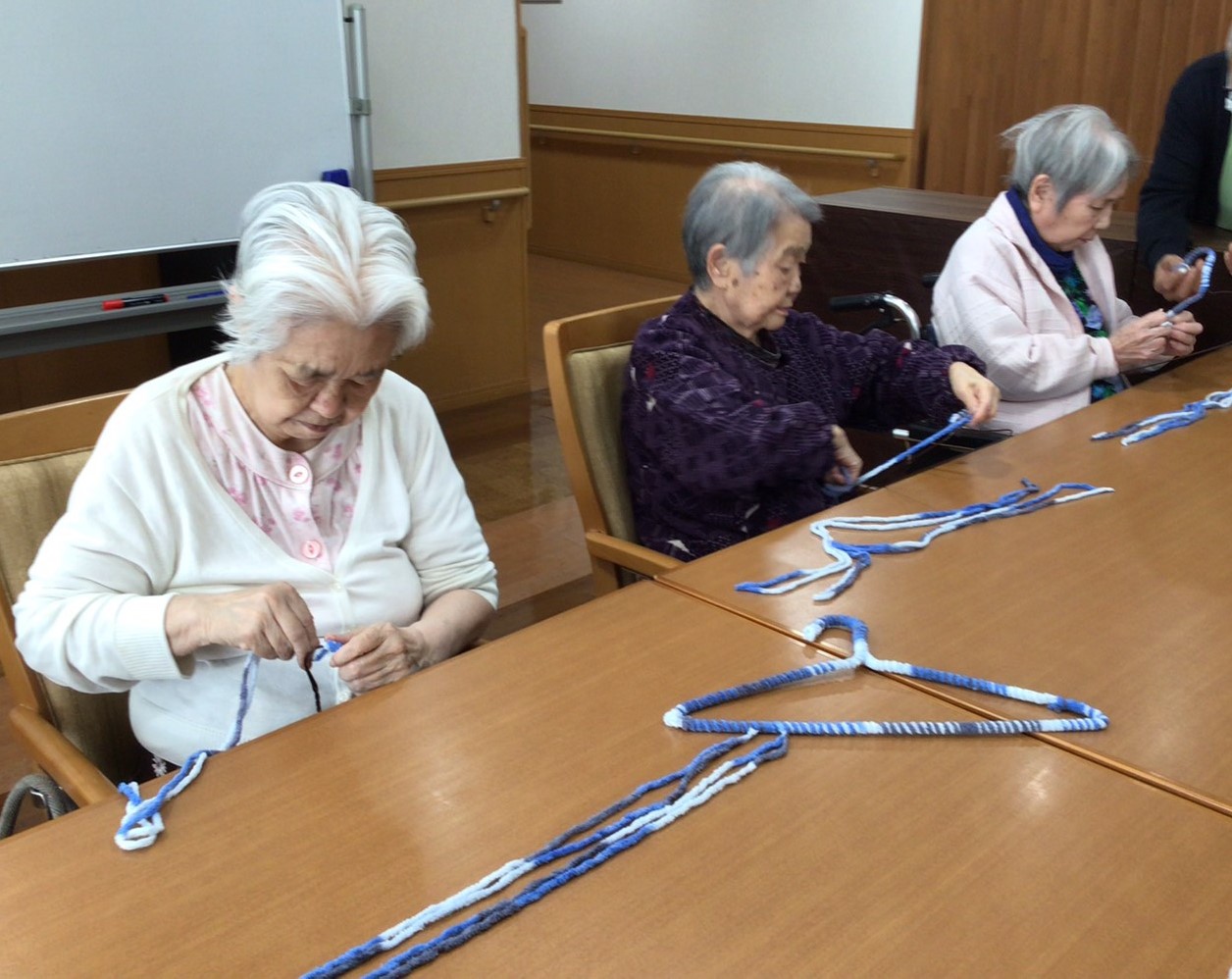 ニチイホーム板橋徳丸のアロマハンガーづくり２